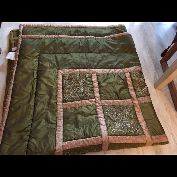 Stunning comforter with detailed embroidery - Picture 2 of 7